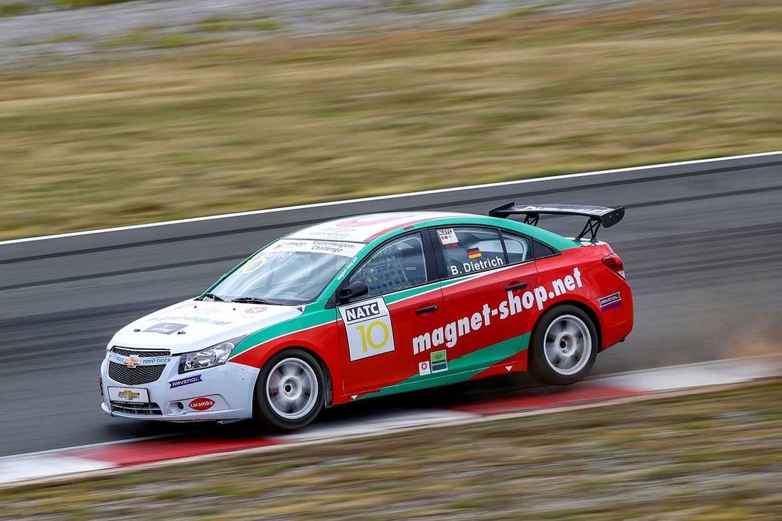 Rennfahrer bei der Pfister-Racing Tourenwagen-Challenge in der Kurve